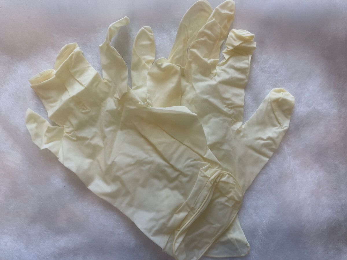 2) При себе вы должны иметь одноразовые перчатки. Запомните! Перчатки нужны не для пациента, а для вас, чтобы обезопасить именно себя, а не того, кому вы делаете укол.