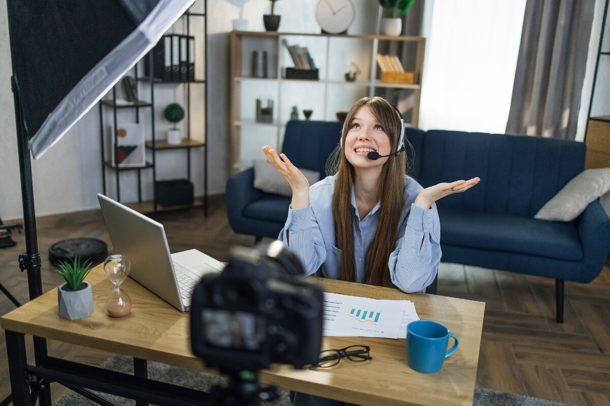 Все авторские права на фотографию приобретены здесь - https://elements.envato.com/ru/caucasian-woman-in-headset-making-live-broadcast-MDFAH82