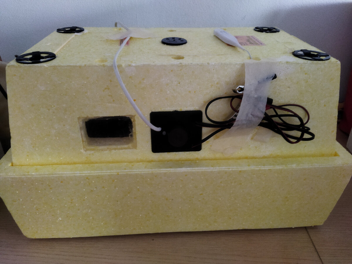 Бытовой инкубатор "Золушка" на 45 яиц с ручным поворотом яиц