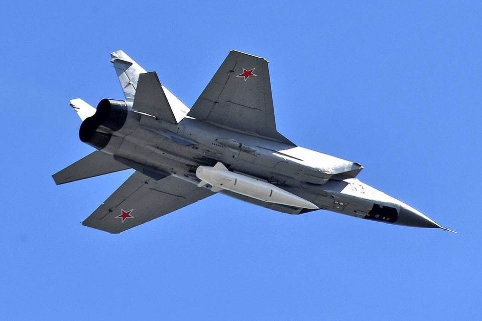     Истребитель-перехватчик МиГ-31К с гиперзвуковой ракетой "Кинжал" Владимир ВЕЛЕНГУРИН
