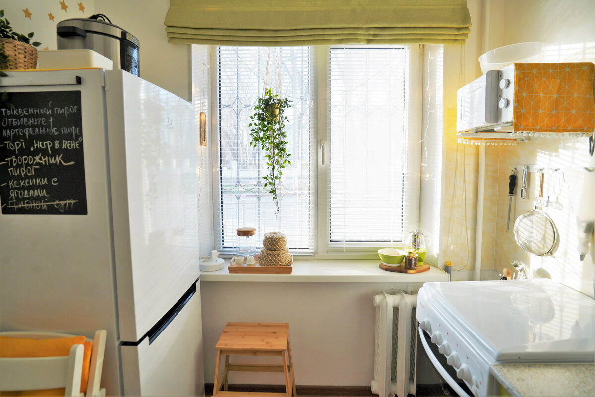 Так как у нас газовая плита, на кухне мы решили ограничиться римской шторой. Правда она почти всегда поднята. 