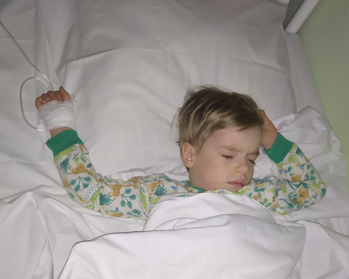 Медсестры сказали, держался молодцом, почти не плакал; ставили катетер без меня.