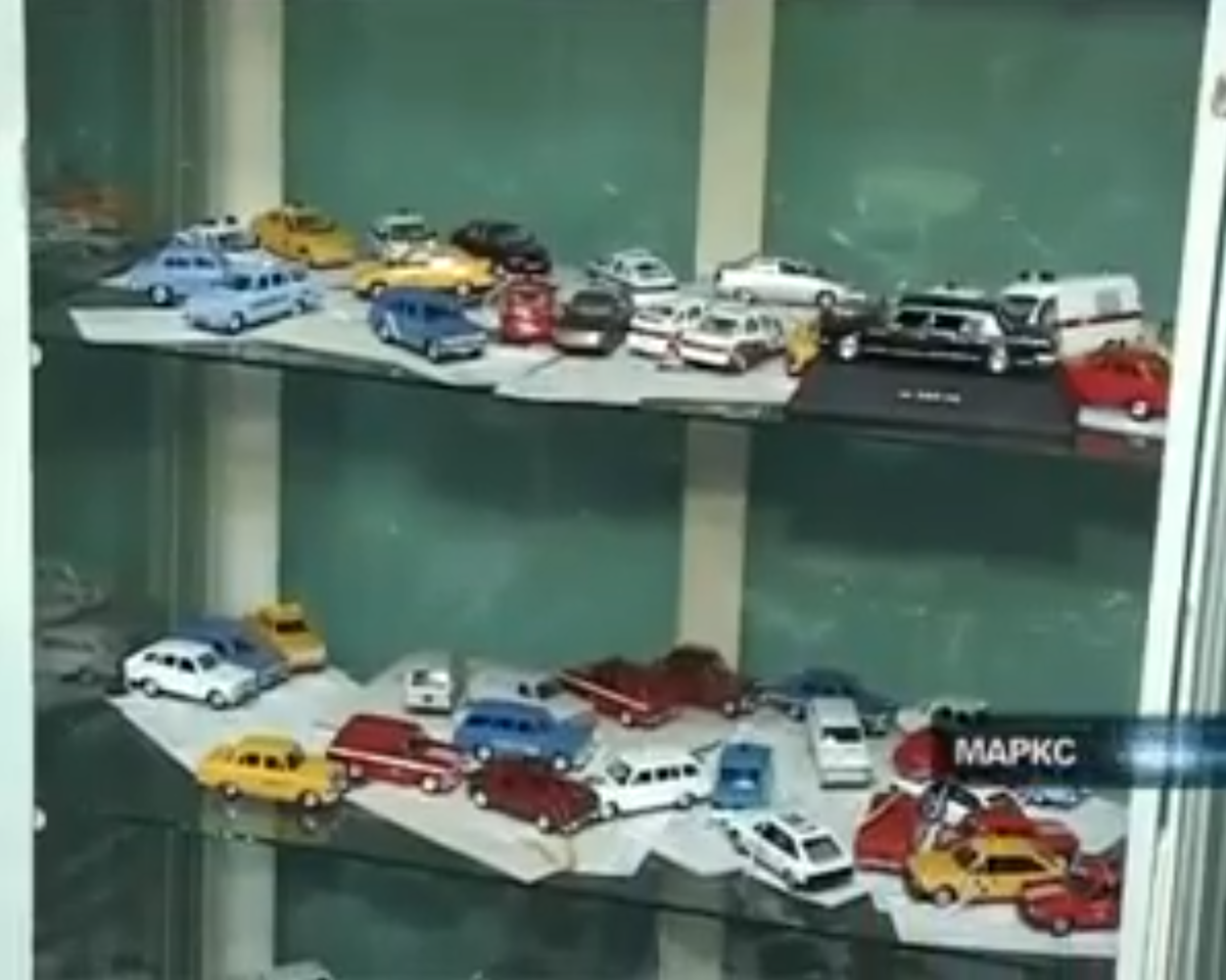 "Директорский музей" - стенд с "образцовой" продукцией в кабинете.