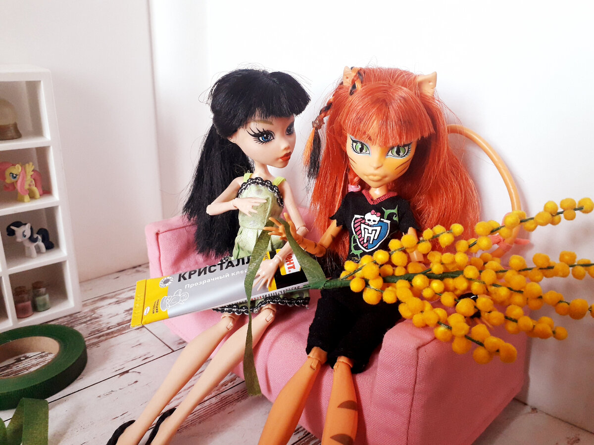 Лепить цветы не сложно, но нужна практика, чтобы всё получалось аккуратнее.