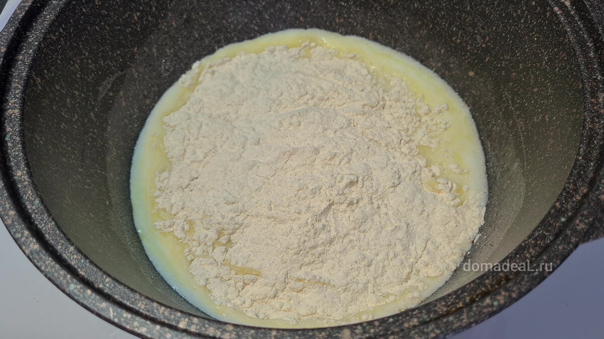 нагреваем молоко, воду и масло. После закипания вводим муку