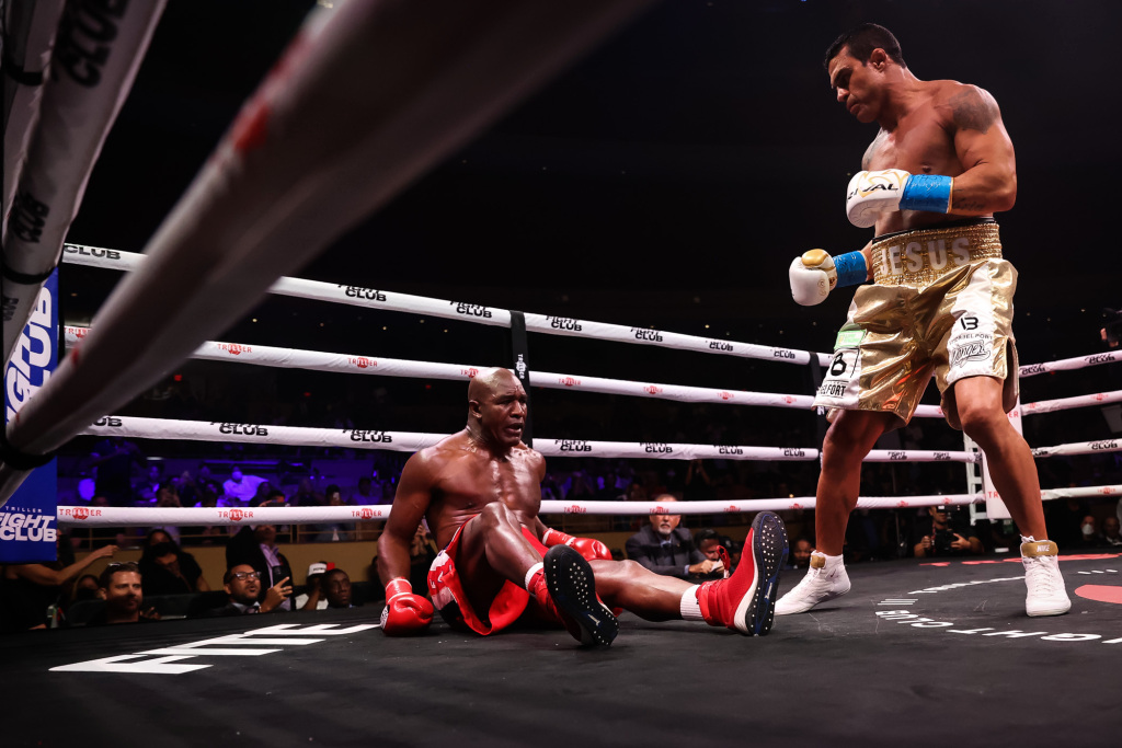 11 сентября 2021-го года,Эвандер Холифилд проигрывает по правилам бокса Витору Белфорту уже в первом раунде