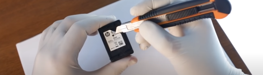 Аккуратно поддеваем и снимаем этикетку с картриджа