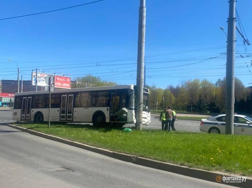 Автобус врезался в столб. Фото: fontanka.ru 
