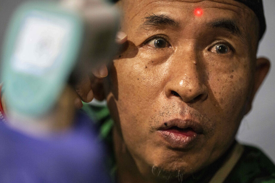 15 мая 2019 года. Карантинное отделение аэропорта Индонезии проверяет прилетающих, после того как в Сингапуре выявили заражённого этой болезнью человека из Африки. Фото: Donal Husni/ZUMA/TASS