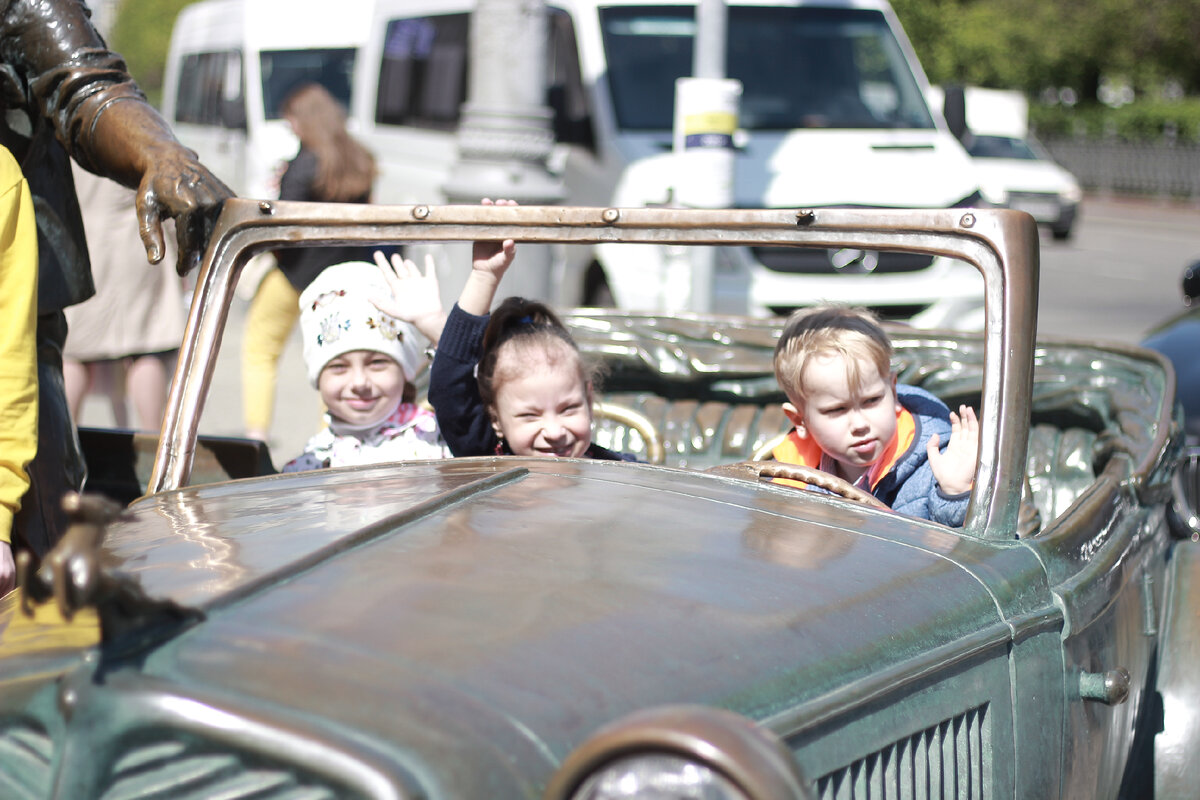 Лаура Филина, Соня Бабуева и Володя Силин в ожидании начала представления