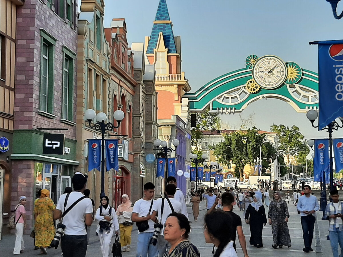 Тбилиси. На фото видно, что не кто не носит маско