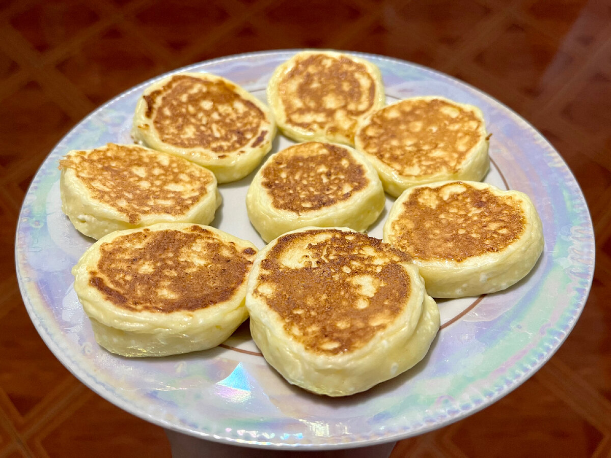 На 2 порции: 250 гр творога, 2 яйца (или 4 яичных белка), изолят или мука, заменитель сахара, сода, разрыхлитель. 