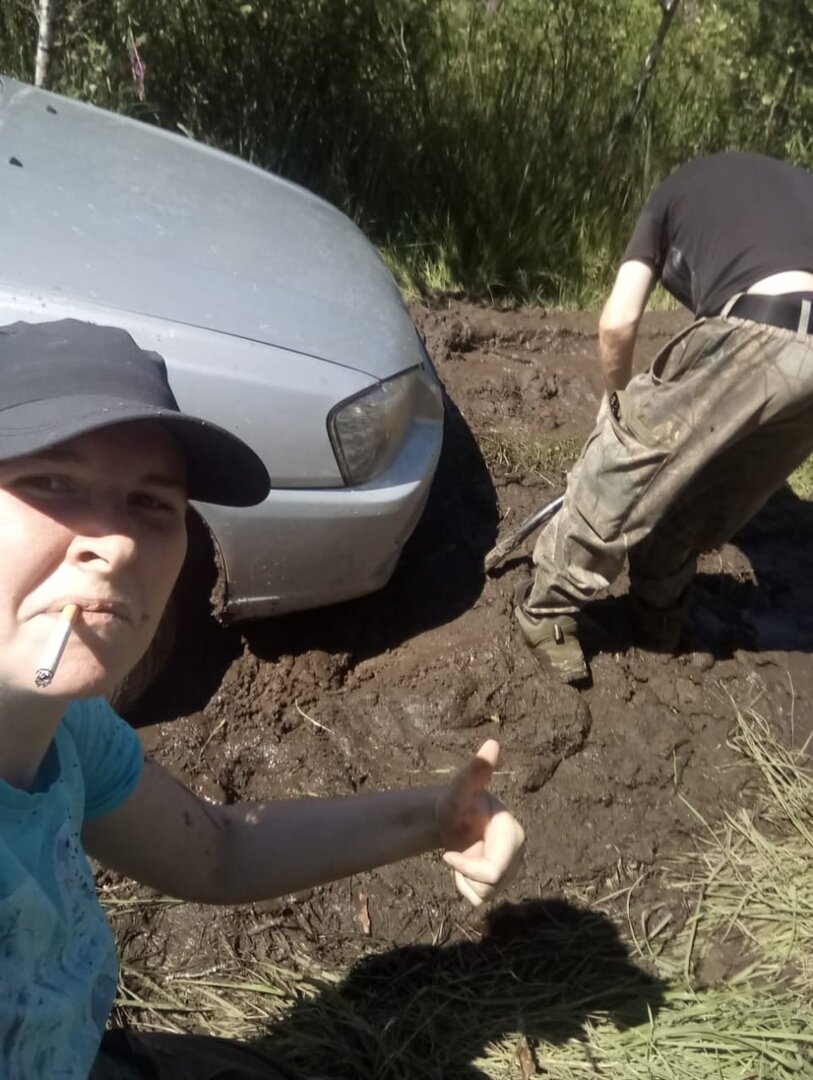кто-то гребёт вёслами, а кто-то лопатой