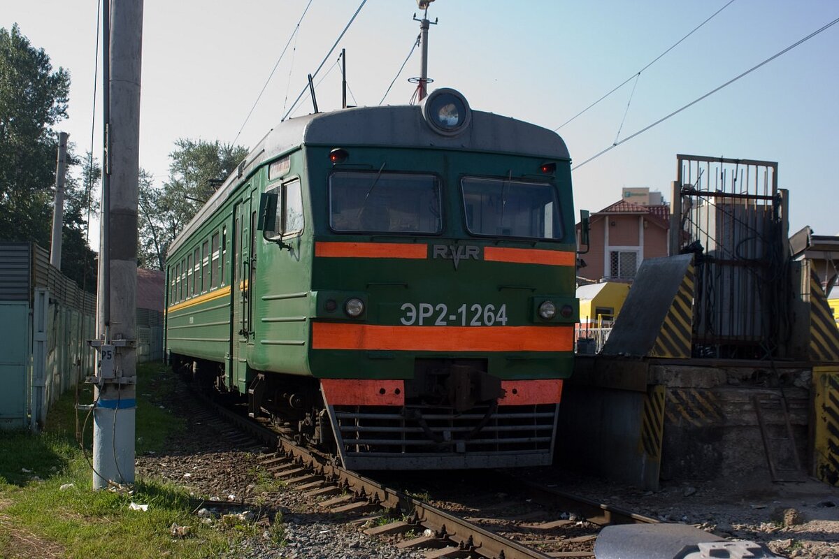 Электропоезд ЭР2-1264 на станции Москва-Рижская