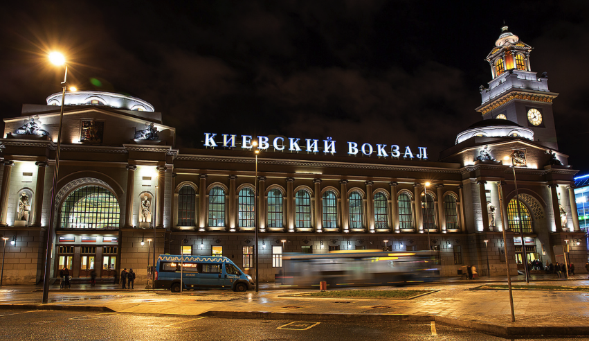 Киевский ЖД вокзал Москва. Киевский вокзал вокзал Москвы. Неоклассицизм Киевский вокзал. Московский вокзал в Киеве.