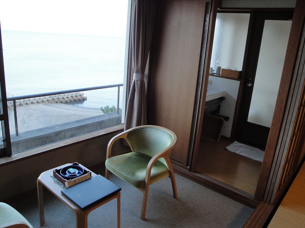 By Tzuhsun Hsu - 指宿温泉 旅館 吟松, CC BY-SA 2.0, https://commons.wikimedia.org/w/index.php?curid=38176429. Здесь-курят! Место для курения в отеле. Япония, 2011 год