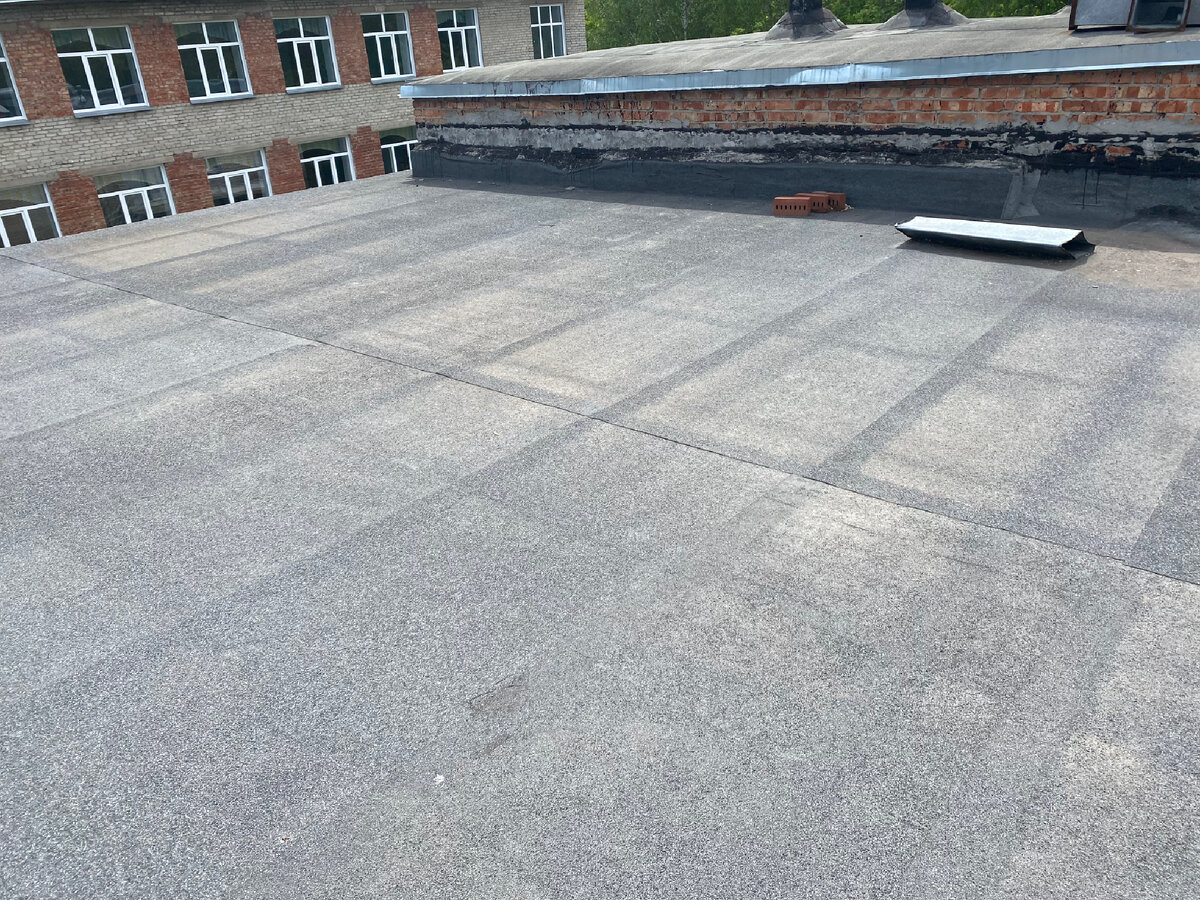 Обратите внимание на полосы между полотнищами и скопившаяся пыль в квадратиках, в них стоит вода. 