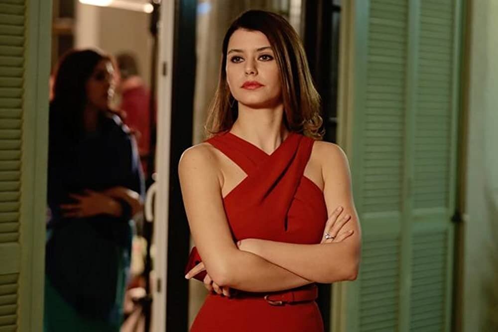 Девушка в красном напомнила о танго из сериала "Запретная любовь" 