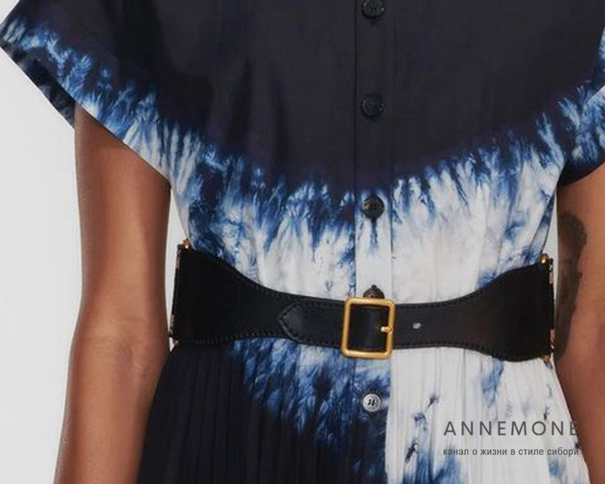 Платье Dior сшито из ткани, окрашенной в технике сибори. 