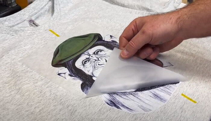 Фото 11. Аккуратно отделяем пленку от изображения на футболке