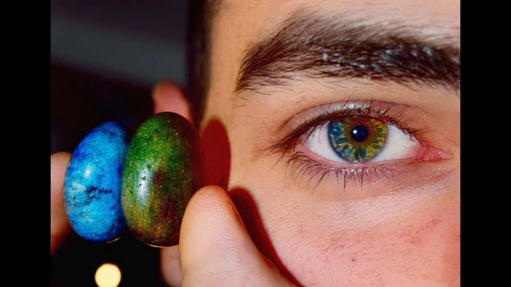 Многие люди задаются вопросом, как называется разный цвет глаз и чем он вызван, ведь такая особенность внешности сразу вызывает интерес и делает образ интригующим. Чтобы разобраться в особенностях этого необычного состояния, нужно вспомнить, как формируется оттенок радужной оболочки. За цвет глаз отвечает пигмент меланин. Если его много, то оттенок темный, если мало — светлый. При гетерохромии меланин распределен неравномерно: например, его концентрация в одном глазу может быть существенно выше, чем в другом, либо его недостаточно на одном из участков радужки.