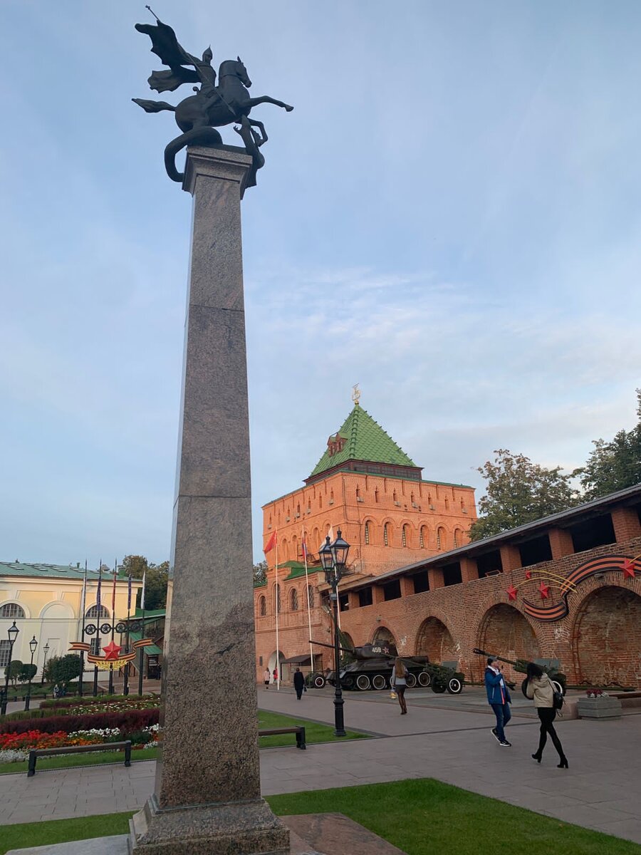 Площадь Минина и Пожарского, Нижний Новгород. Дмитриевская башня. 