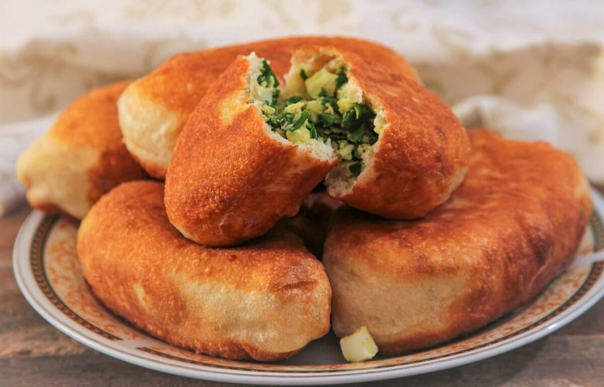 Русский пирожок жареный