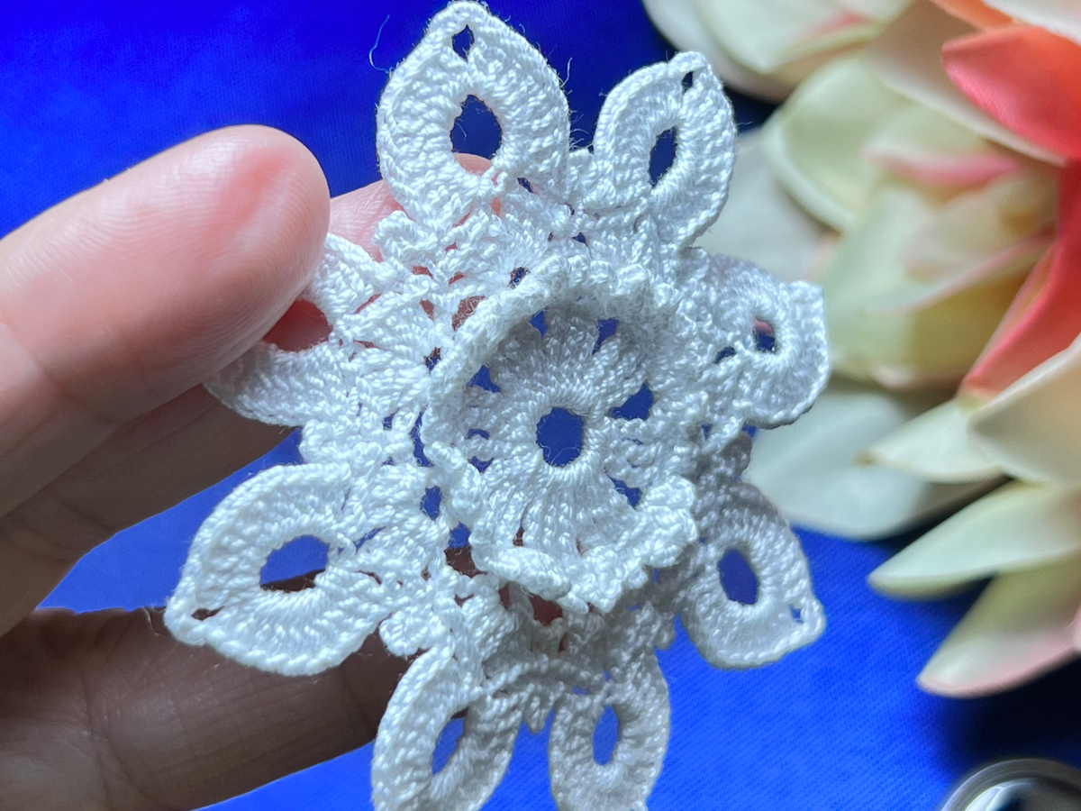 Цветок на основе схемы четырехлепесткового мотива.