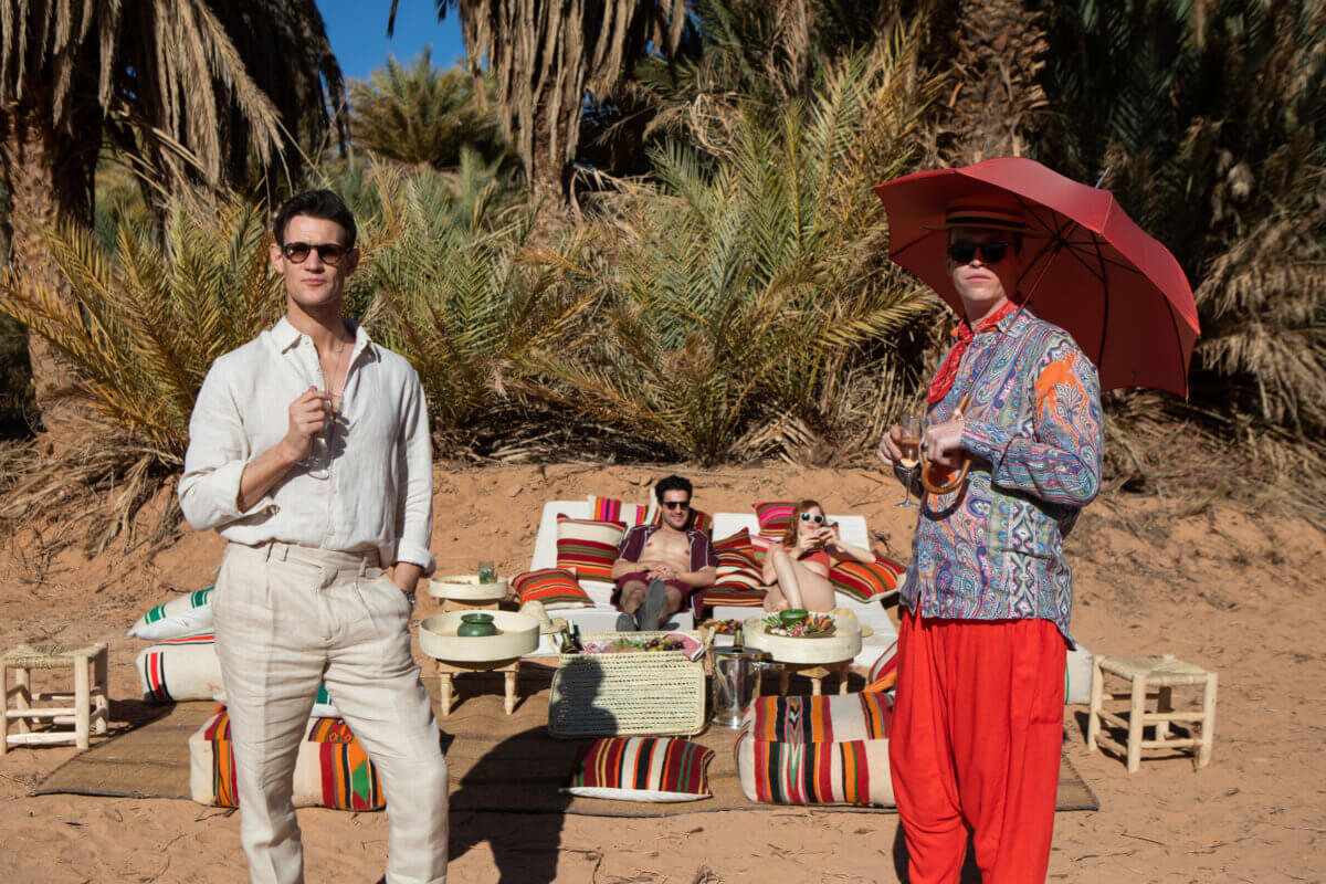 Ричард и его бойфренд Дэлли на первом плане, Том Дэй и Джо, которая решила поразвлечься, пока муж отвечает за грехи