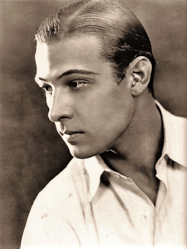 Родольфо Альфонсо Раффаэлло Пьетро Филиберто Гульельми ди Валентино д’Антоньолла (Rodolfo Alfonso Raffaello Pietro Filiberto Guglielmi di Valentino d`Antoniolla) родился  6 мая 1895 года