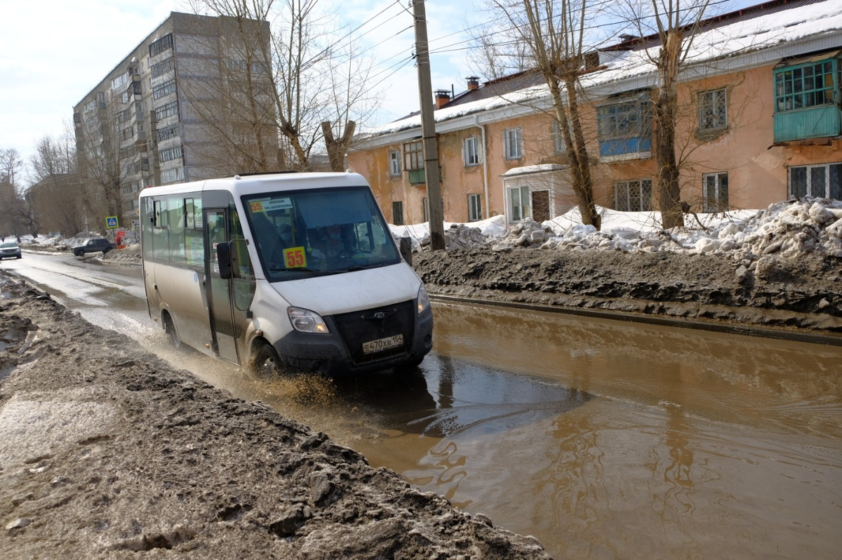 Жители оренбурга сами построили дамбу. Едут по городу лужи Котово.