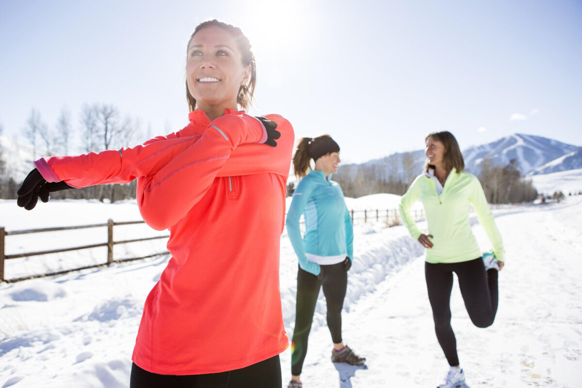 New year running. Спорт зимой. Спорт на свежем воздухе. Тренировки зимой на свежем воздухе. Спорт на улице зимой.