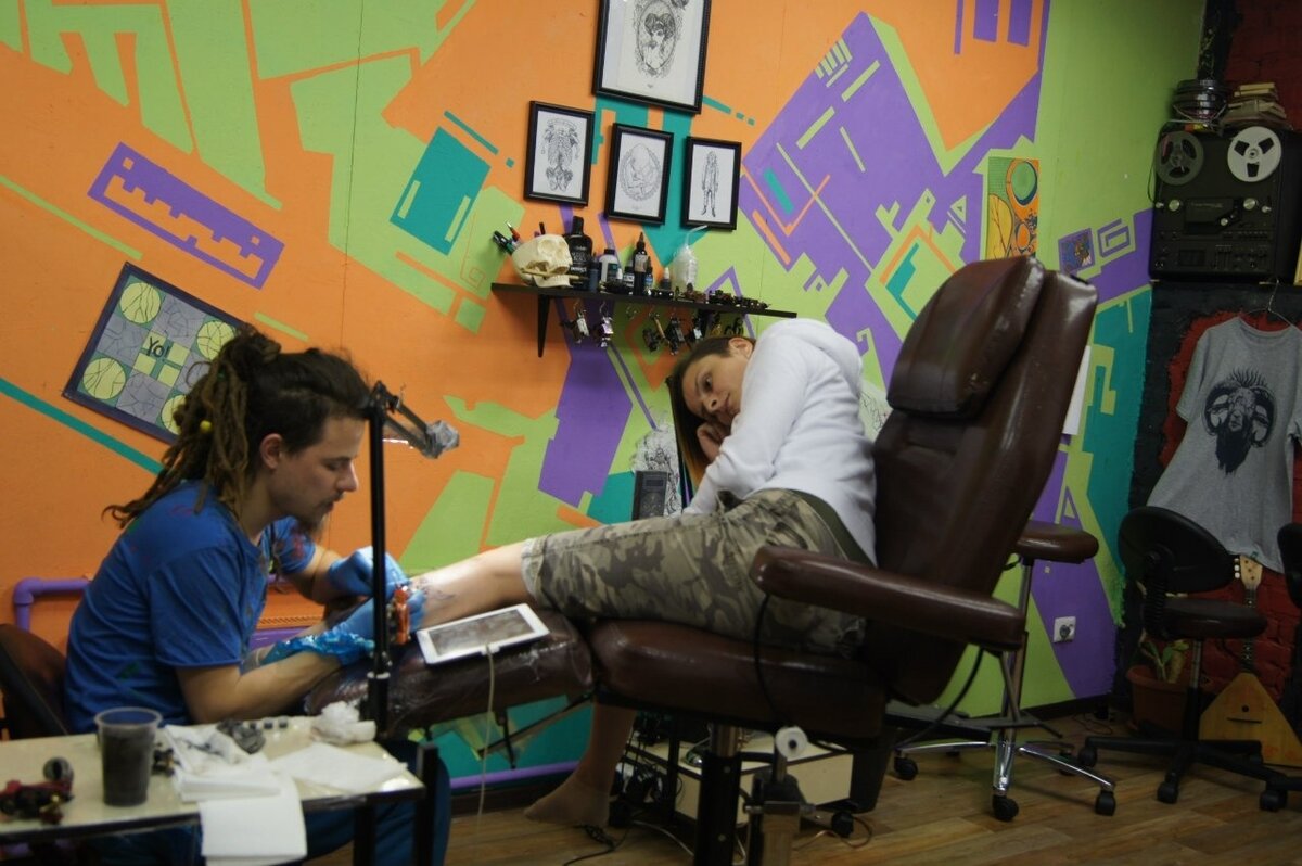 Зарплата тату мастера в москве. Сколько в среднем зарабатывает тату мастер. Тату для мастера маникюра. Тату мастер после 9 класса. Сколько зарабатывает татуировщик.