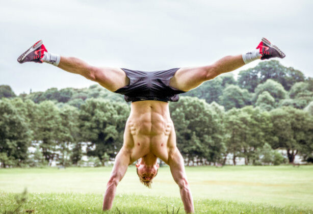 Демонстрация слаженной работы, верхнего плечевого пояса и ног посредством мышц пресса и поясницы