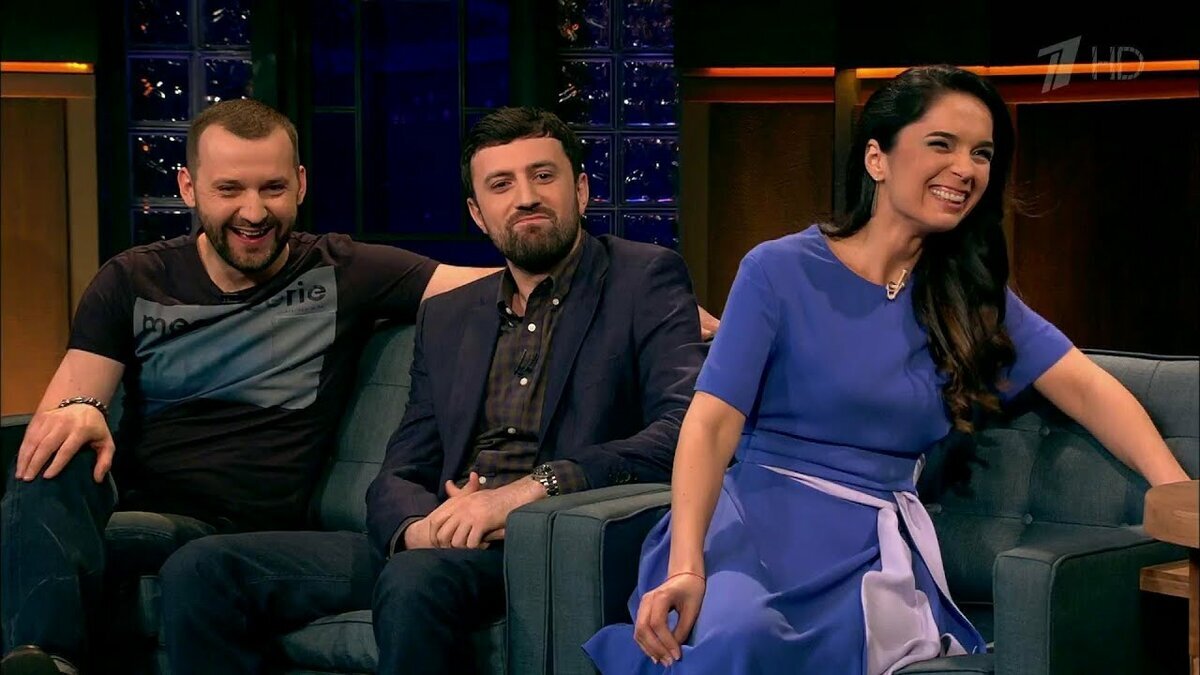 Руслан Белый, Тимур Каргинов, Юлия Ахмедова на съемках «Вечернего Урганта». 