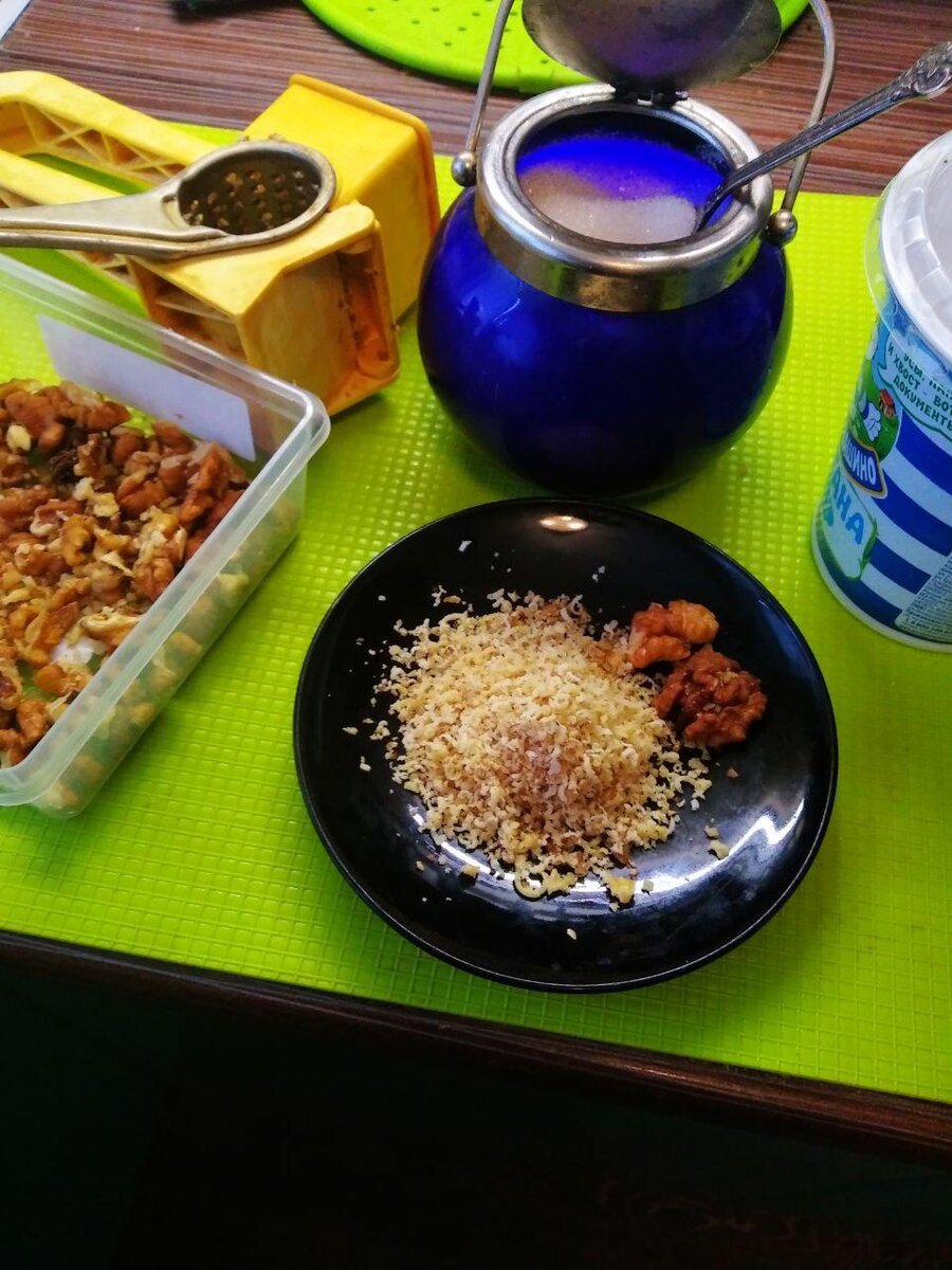 Я тру орехи на роторной терке, которая у меня "живёт" уже почти тридцать лет.