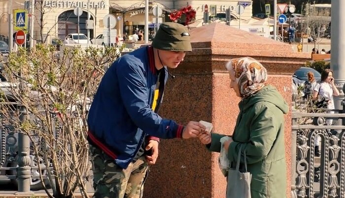 Фото Яндекс Картинки.      Эдвар Бил на сьемках своего очередного ролика