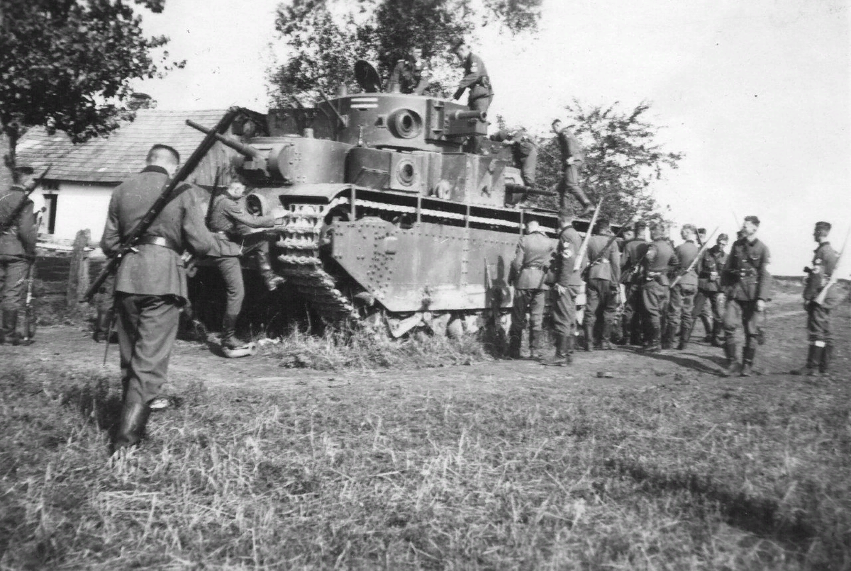 Немецкая фотография, враг рассматривает захваченный Т-35 летом 1941. 