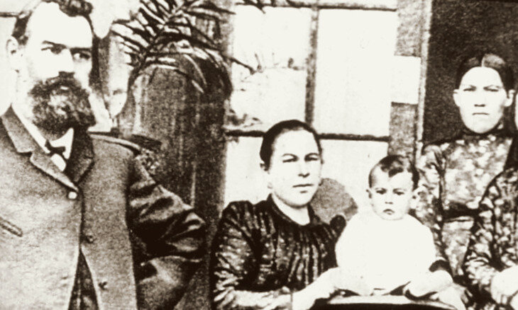 Рихард Зорге в детстве.Слева мать Нина Семеновна Кобелева и отец Адольф  Зорге