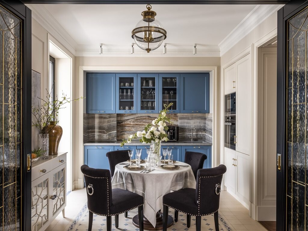 Этот роскошный интерьер квартиры площадью 130 м², созданный дизайнерами Ольгой Кондратовой, Мариной Федосеевой и Натальей Кузьминой, можно разглядывать и не переставать любоваться. Современная классика и изысканный ар-деко смешались в современном и очень эффектном интерьере, богатом, даже чересчур нарядном, но очень стильном. 