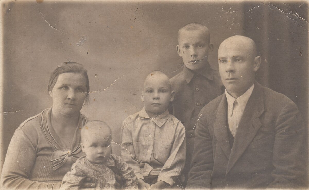 Семья Евсюковых. Самая маленькая - Тамара Георгиевна. Приблизительно 1937 год