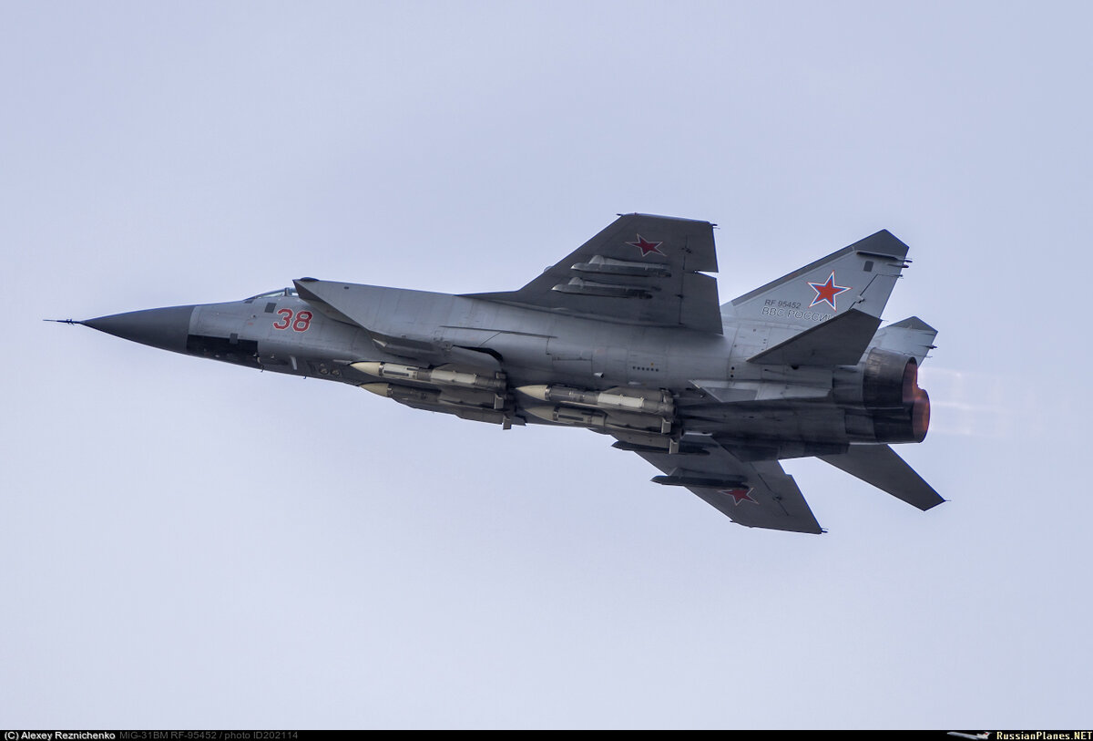 МИГ-31 с ракетами Р-33 на конформных точках подвески
Источник фото: https://russianplanes.net/photer/Alexey_Reznichenko