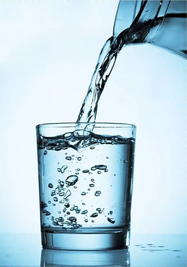 1 льет 2 пьет. Вода. Стакан воды. Наливает воду. Вода питьевая в стакане.