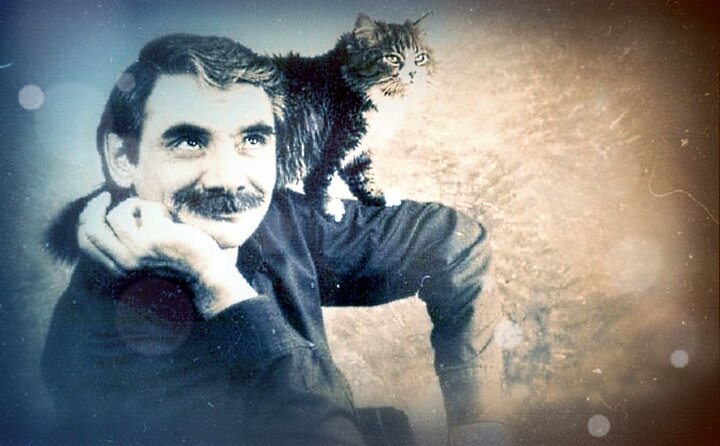 Какая фамилия на самом деле значится в паспорте кумира публики и когда у него появились усы…