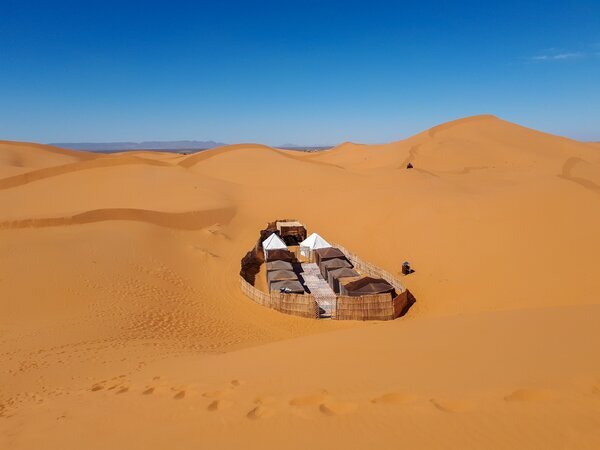 Берберский лагерь для туристов в пустыне Сахара 