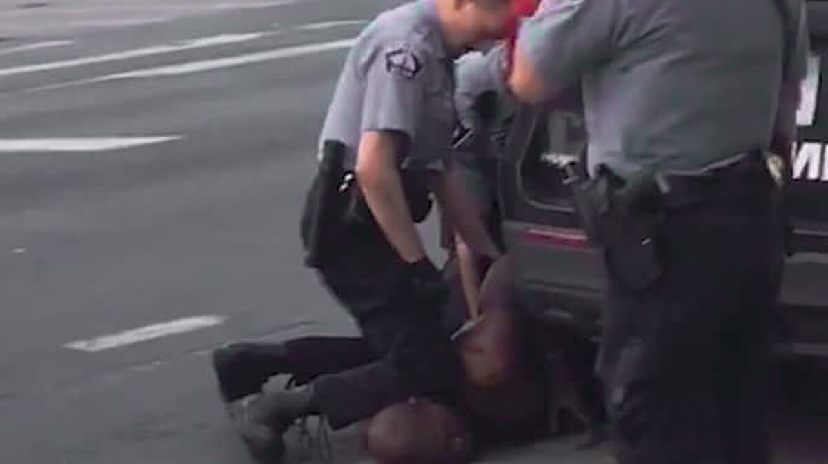 Фото задержания Джорджа Флойда, который погиб от удушья