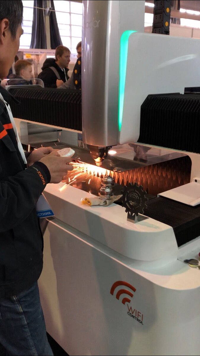 Вот он стоит на нашем выставочном стенде. Именно тогда мы еще раз подумали об этом и уже всерьез. 