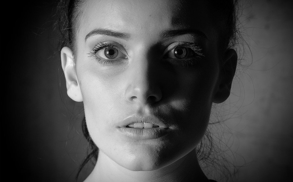 Источник фото: https://pixabay.com/ru/photos/черный-белый-lowkey-глаза-портрет-675004/