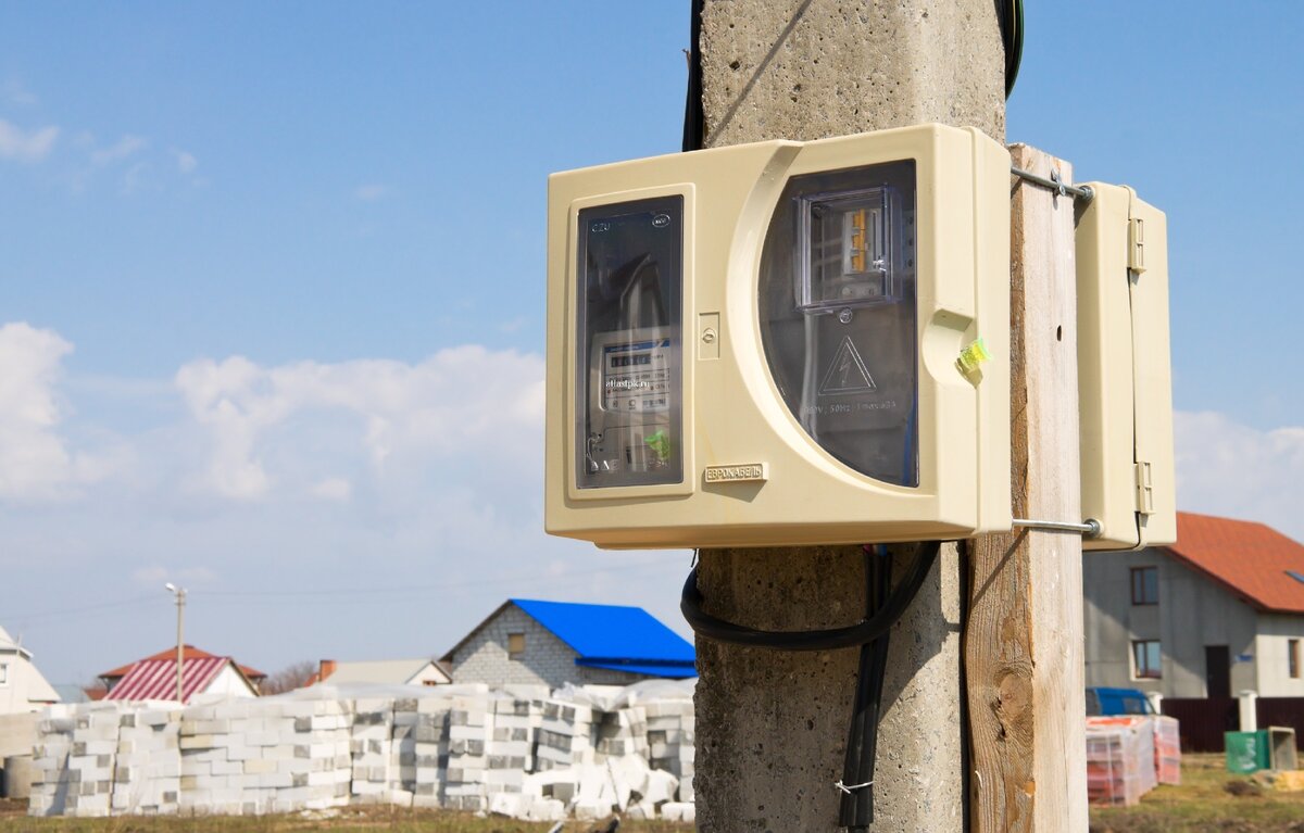 Пример того, как потребитель лишается доступа до счетчика из-за пломбы, размещенной на щитке. Это незаконно!