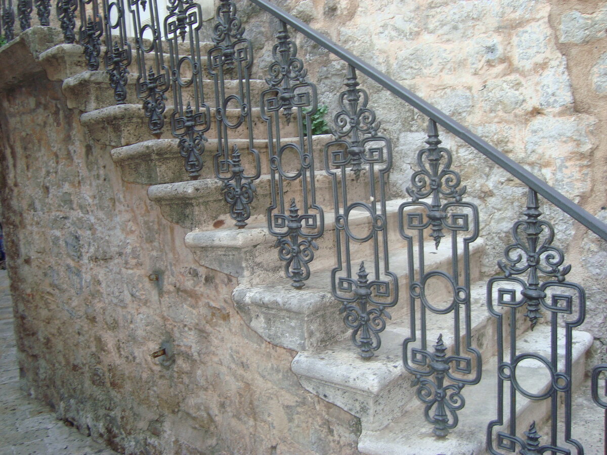 Фото 2011 г , лестница в Старом городе Будвы